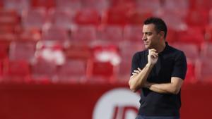 Un pensativo Xavi antes de empezar el partido, su último como entrenador del Barça, en el Sánchez Pizjuán ante el Sevilla.