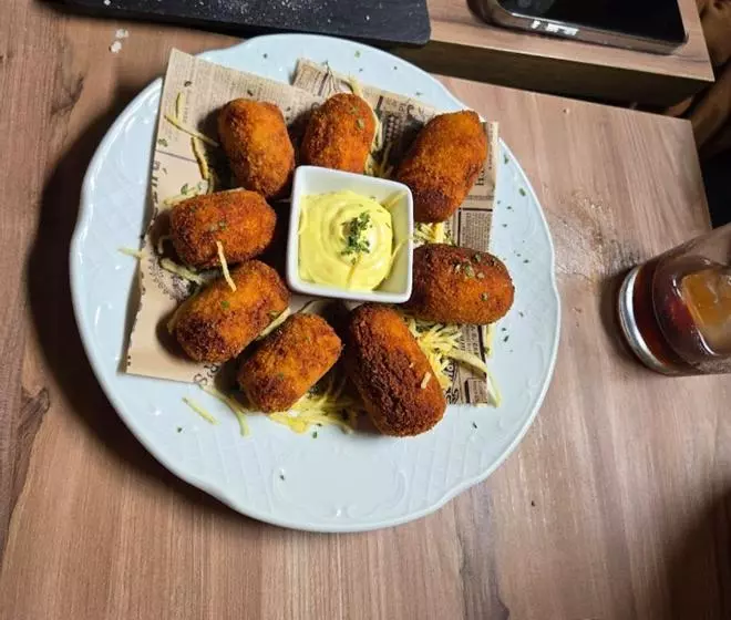Recetas de la abuela que saben a hogar: así es como una antigua relojería del norte de Gran Canaria se convirtió en un templo del sabor