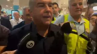 Laporta reaparece en las oficinas del Barça para la firma de Bisiwu