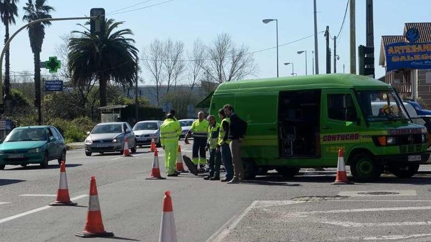 Obras en la PO-549 a la altura del semáforo de Caleiro. // Noé Parga