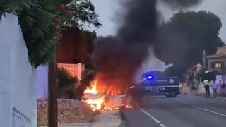 Arde un coche en la entrada a Calp por la carretera costera de Moraira
