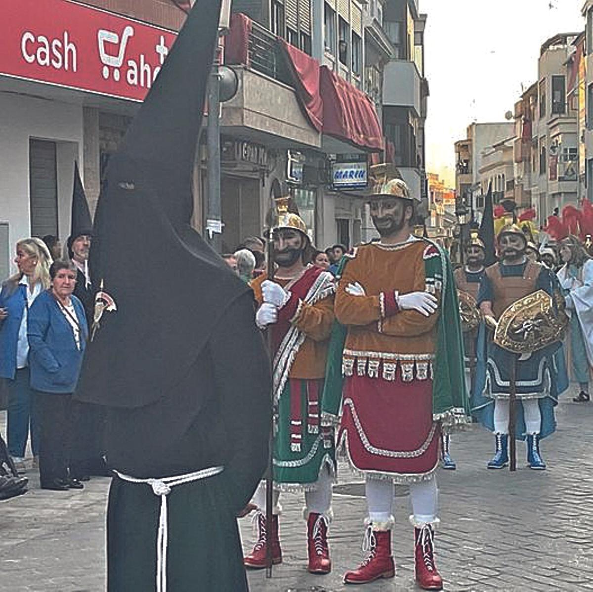Pretorio romano. El Longinos y el Lazarillo, figuras bíblicas del Pretorio romano, son los encargados de hacer la sentencia a Jesús cada Viernes Santo