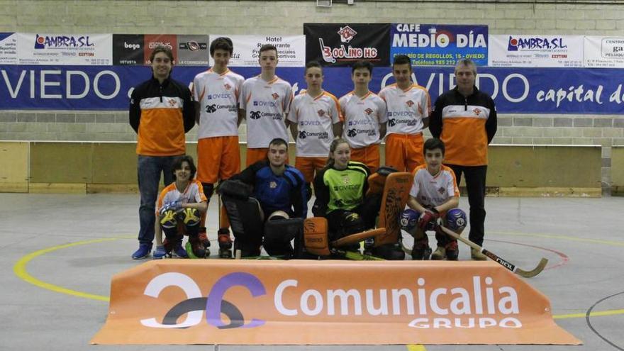 Formación del Comunicalia Oviedo Booling infantil. Por la izquierda, de pie, Samuel Vallina (entrenador), Colás, Miguel, César, Rubén, Alberto y Ángel Pérez (delegado); agachados, David, Borja, María y Daniel.