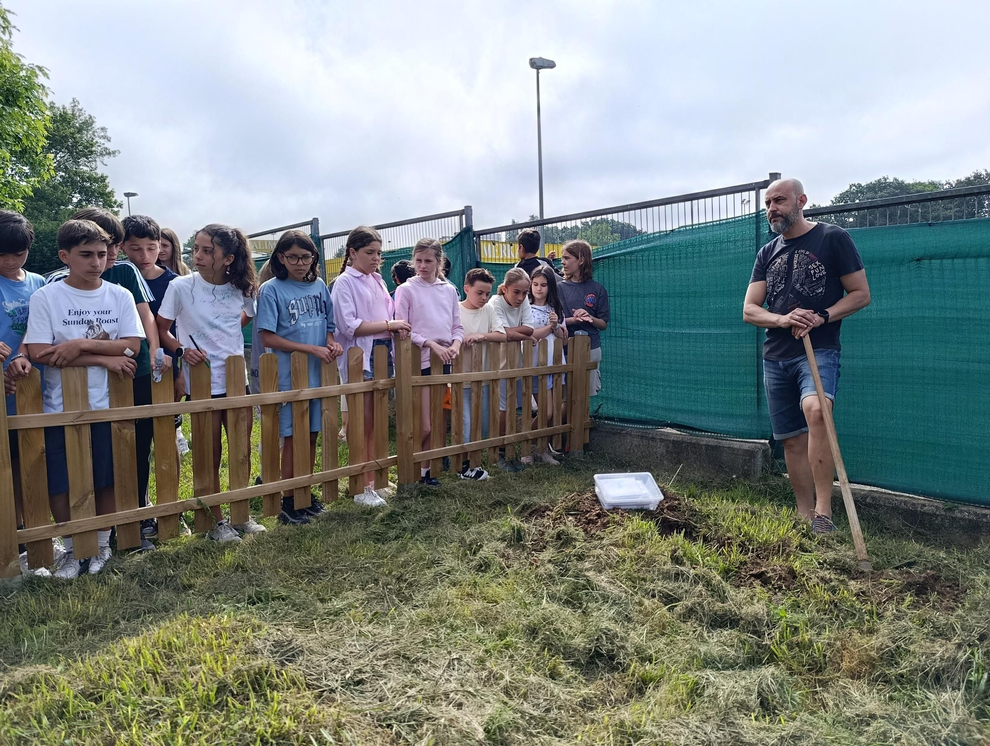 El colegio La Fresneda entierra sus deseos de futuro en una cápsula del tiempo