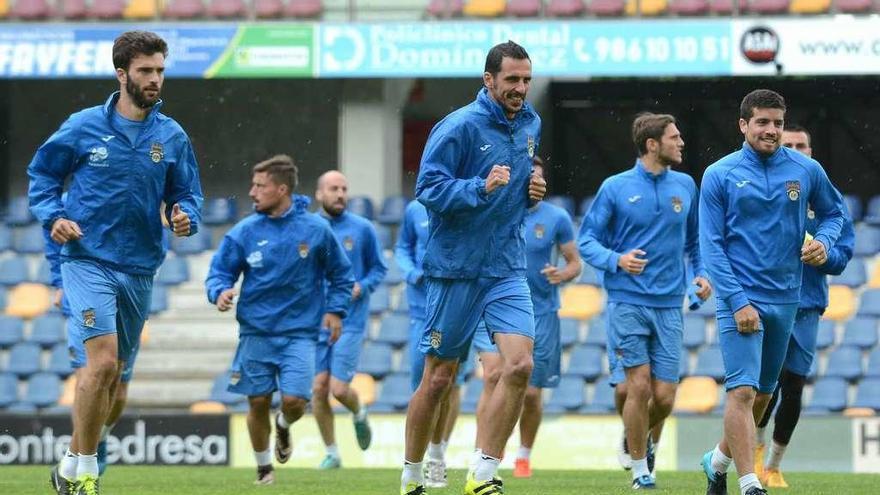 Trigo, Mouriño, Jacobo, Capi, Bruno y Adri Gómez en un entrenamiento en Pasarón. // Rafa Vázquez