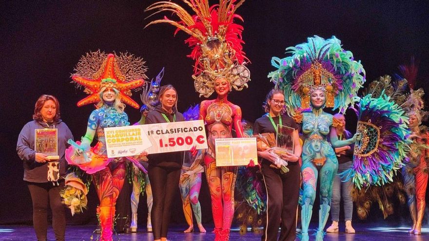Domingo fantástico de Carnaval de Águilas con trajes de papel y maquillaje corporal