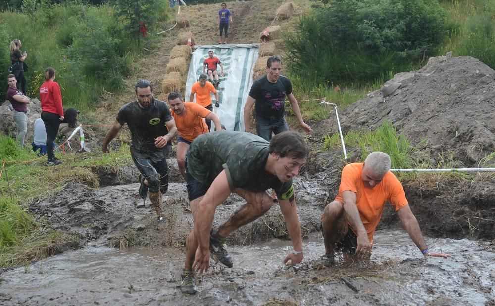 Más de 2.500 corredores se pusieron a prueba en la exigente carrera de obstáculos disputada en Pontevedra