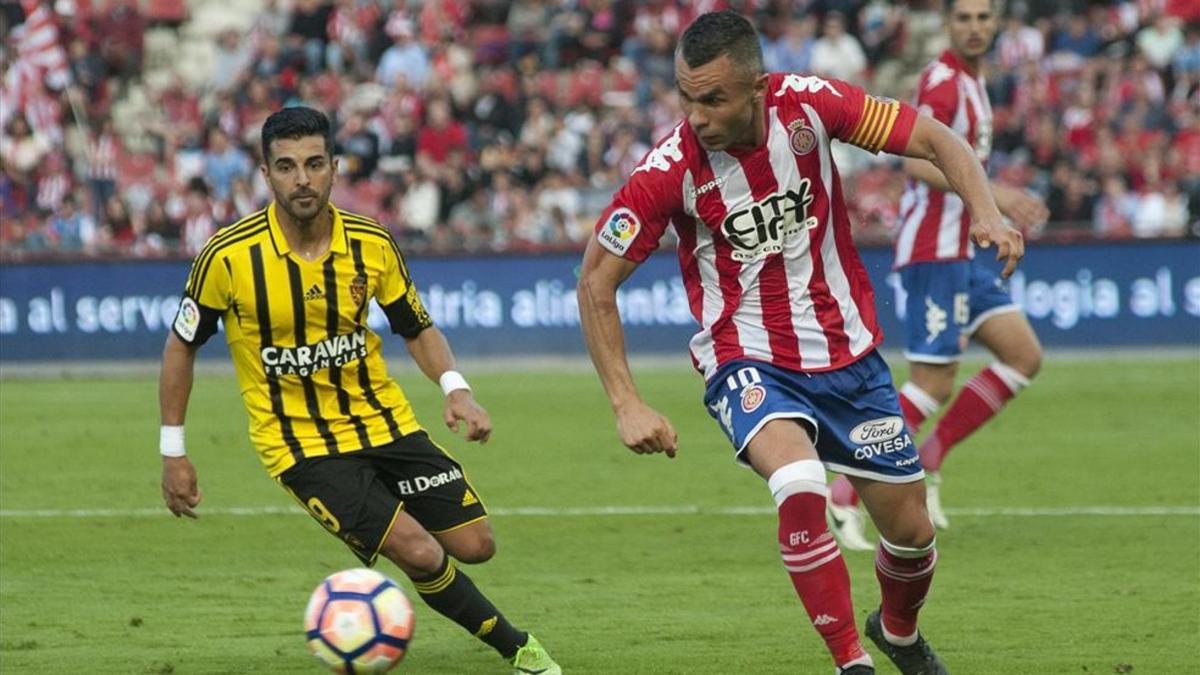 Ángel, a la izquierda, pugna con Eloi Amagat, del Girona, el domingo en Montilivi