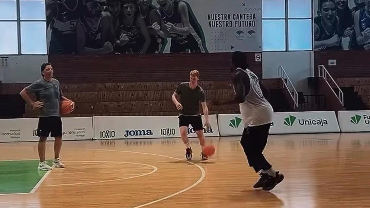 Alberto Díaz y Kendrick Perry, trabajando este lunes sobre el parqué de Los Guindos