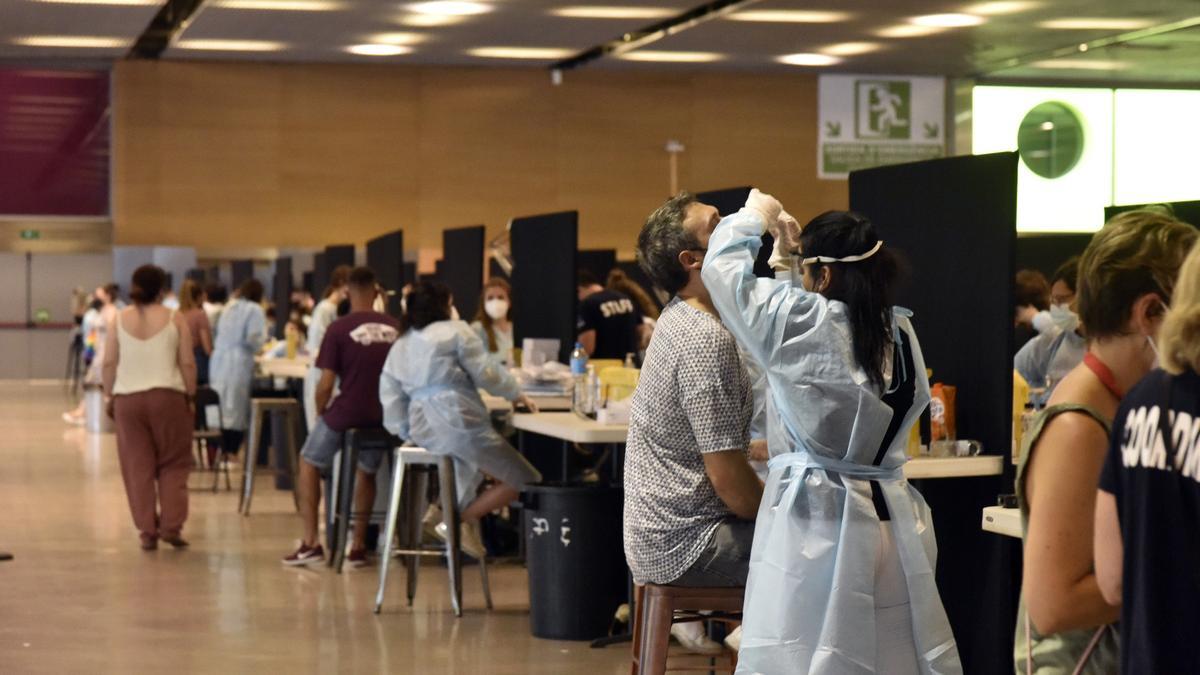 Varias personas se someten a test de antígenos para acceder a un macrofestival en Barcelona