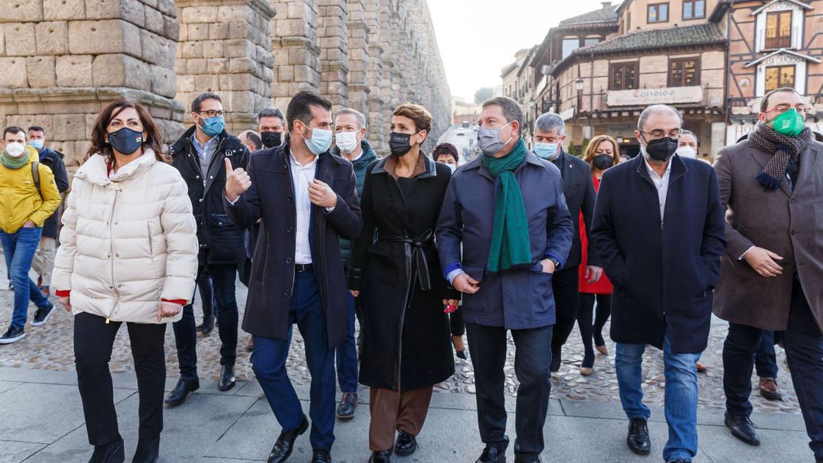 Presidentes autonómicos del PSOE (Concha Andreu, María Chivite, García-Page, Lambán y Barbón) con Luis Tudanca, ayer. | E.PRESS/VALVERDE