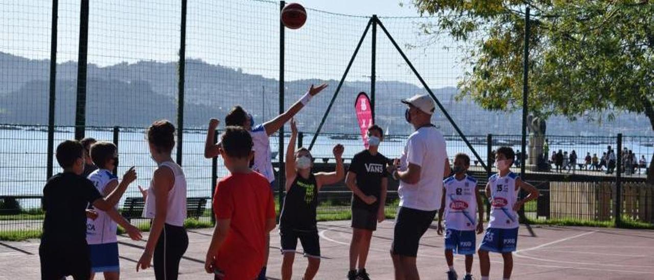 Uno de los partidos disputados en el Torneo 3x3 de Moaña. |  // G. NÚÑEZ