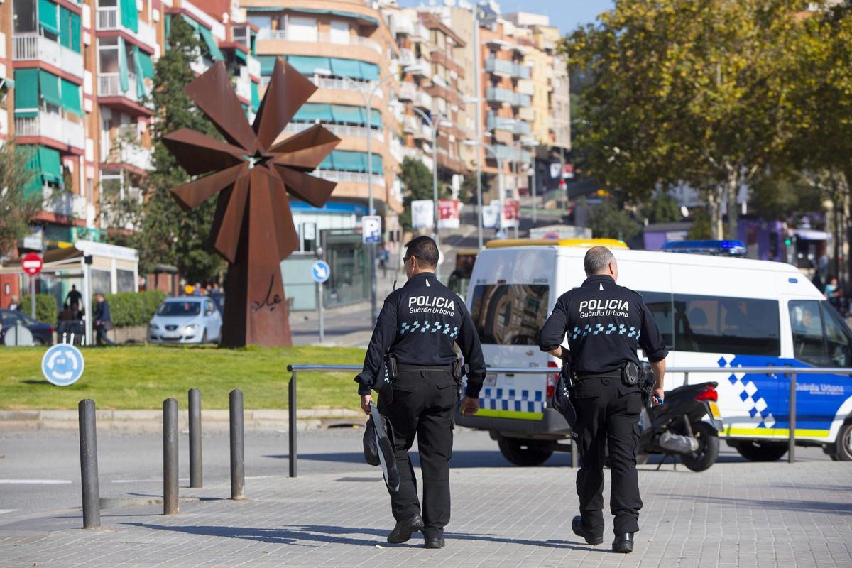 Dos agentes de la Guàrdia Urbana de Badalona se dirigen a su vehículo, en una imagen de archivo