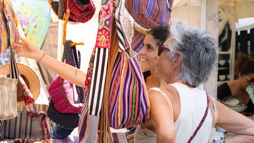 El mercadillo hippy de Ibiza para viajar a través de la historia de la isla