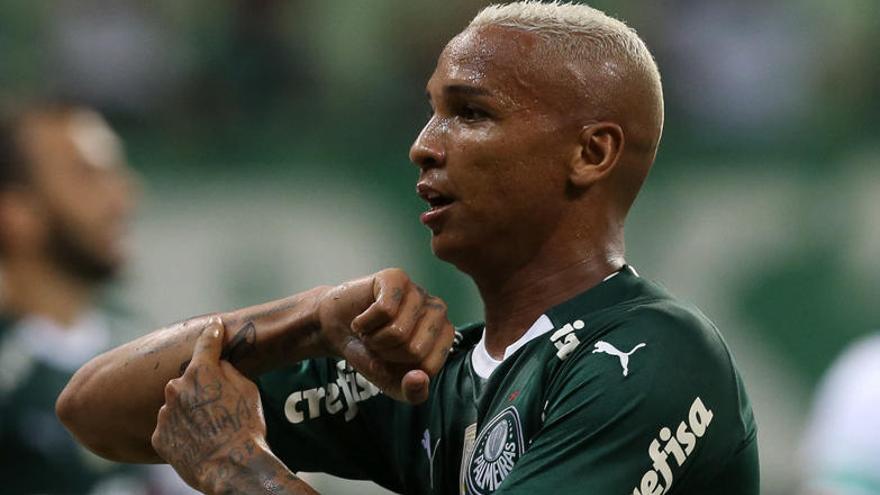 Deyverson celebrando un tanto con el Palmeiras