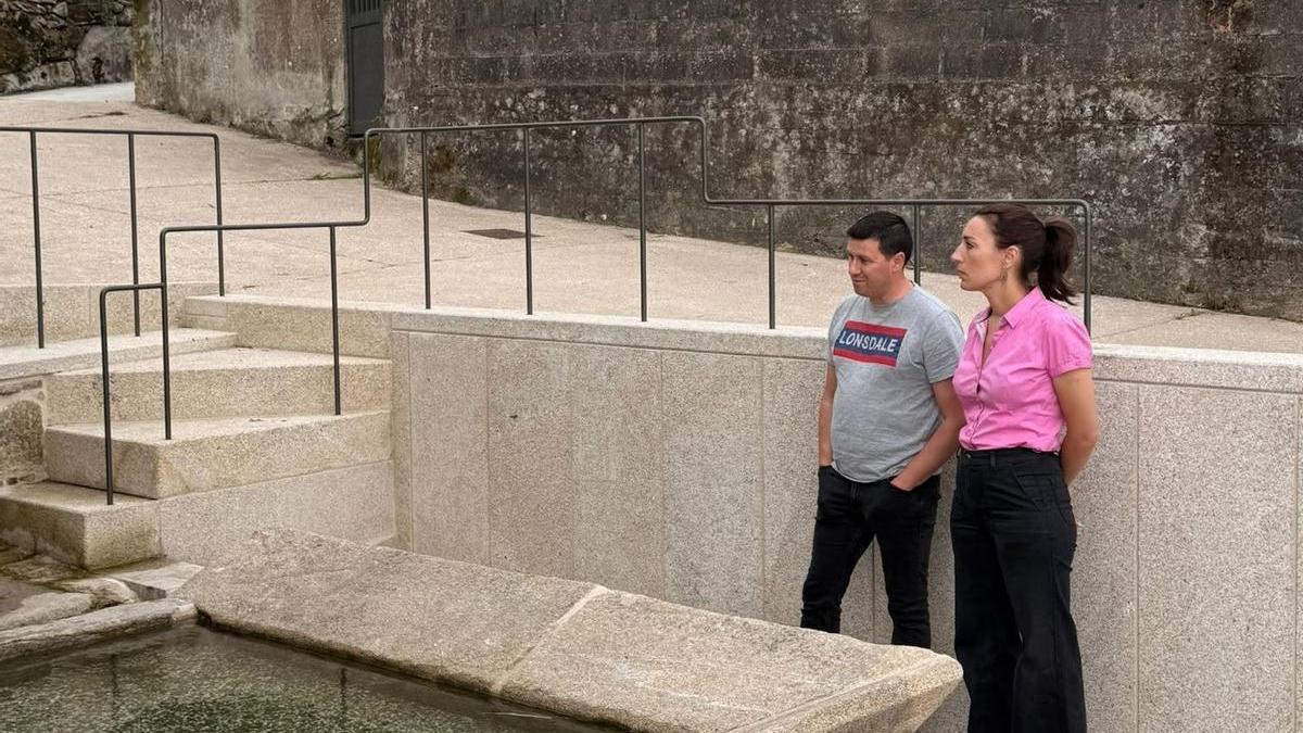 La alcaldesa de Pontecesures en el lavadero rehabilitado.