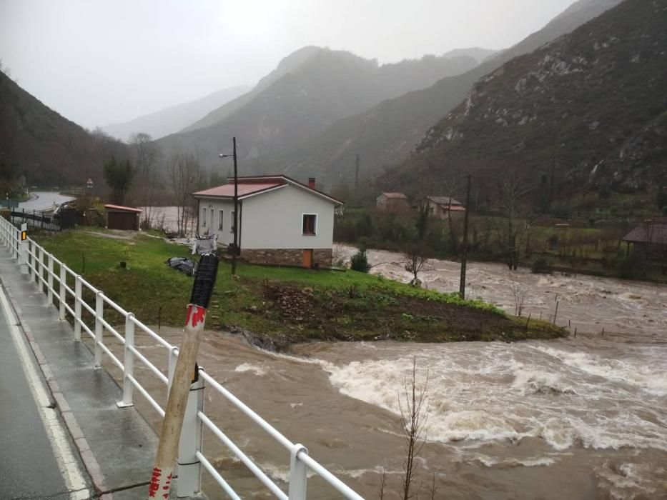 Tiempo en Asturias: Las espectaculares imágenes de las riadas, argayos e incidencias del temporal