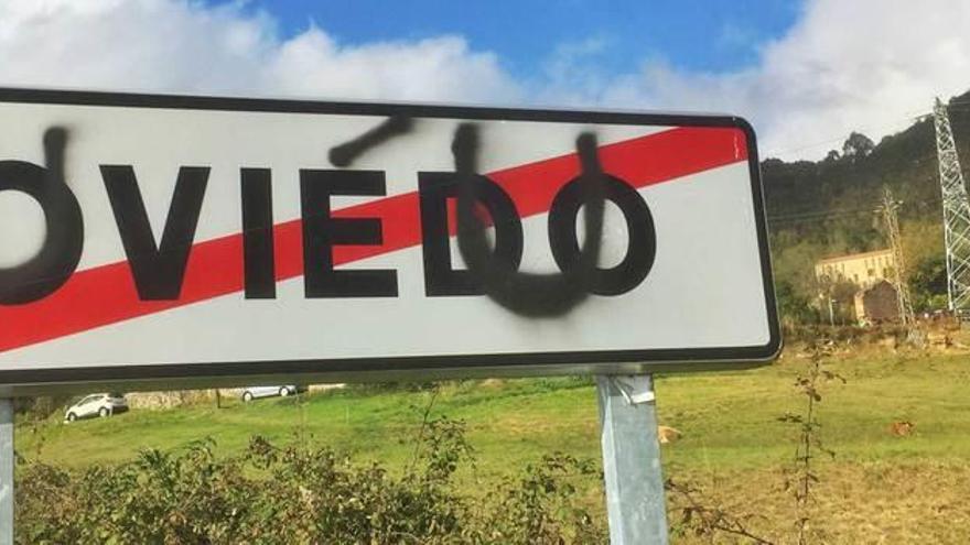 Cartel que señala el límite de Oviedo, grafiteado con el término &quot;Uviéu&quot;.