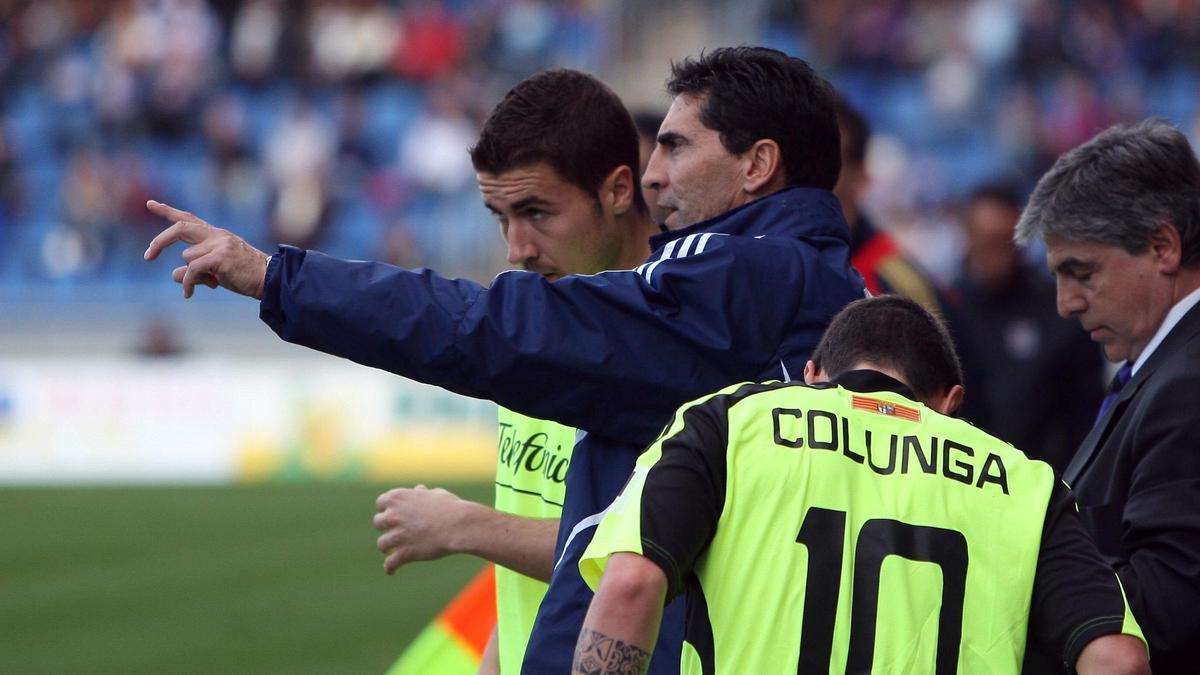 Gay da instrucciones a Gabi durante el partido disputado en Tenerife en la campaña 2009-2010.