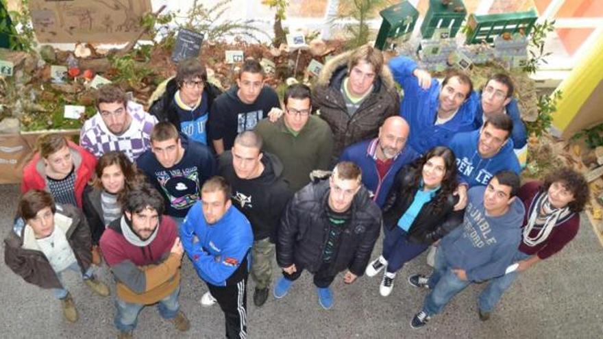 Los alumnos del Instituto de Luces, en Colunga, junto a las más de cincuenta especies de setas que recolectaron.