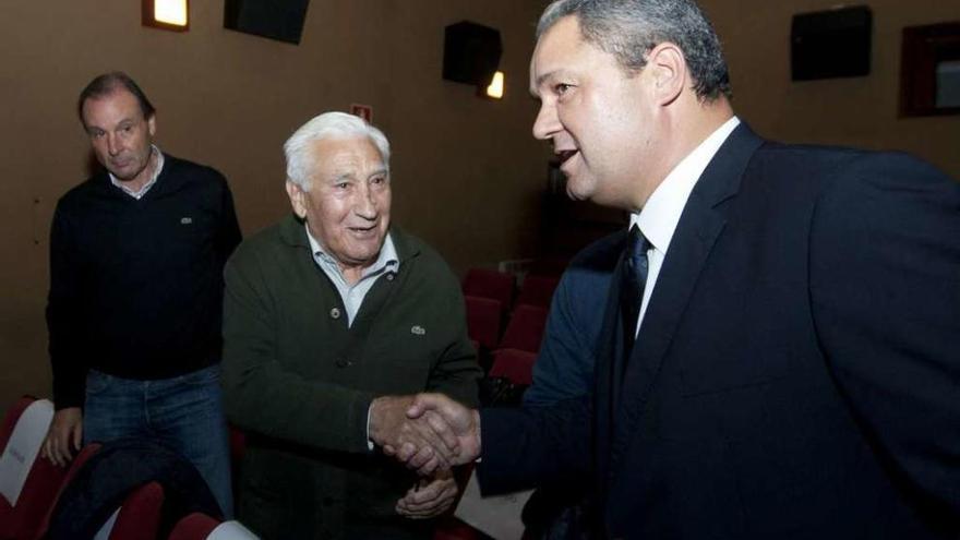 Tino Fernández saluda a Arsenio Iglesias en presencia de Carlos Ballesta ayer en el CGAI.