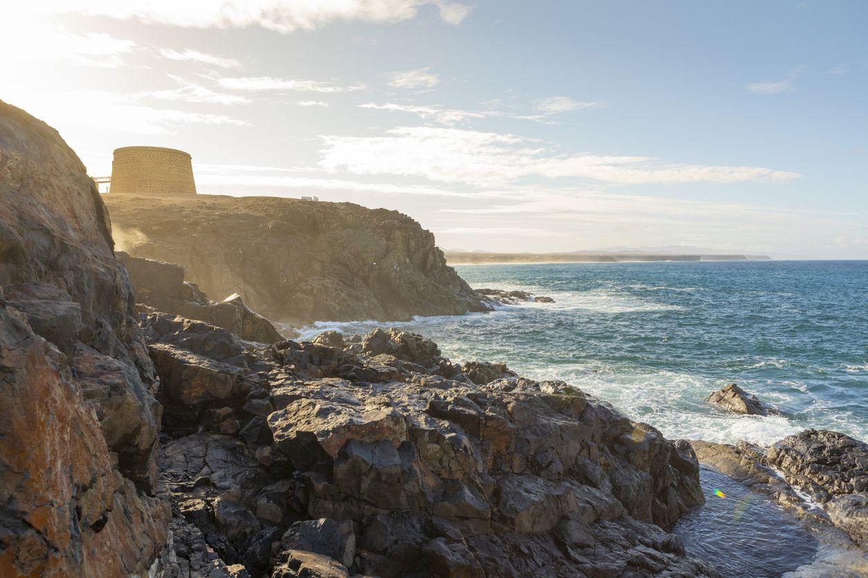 Acantilados en El Cotillo y Castillo del Tostón.