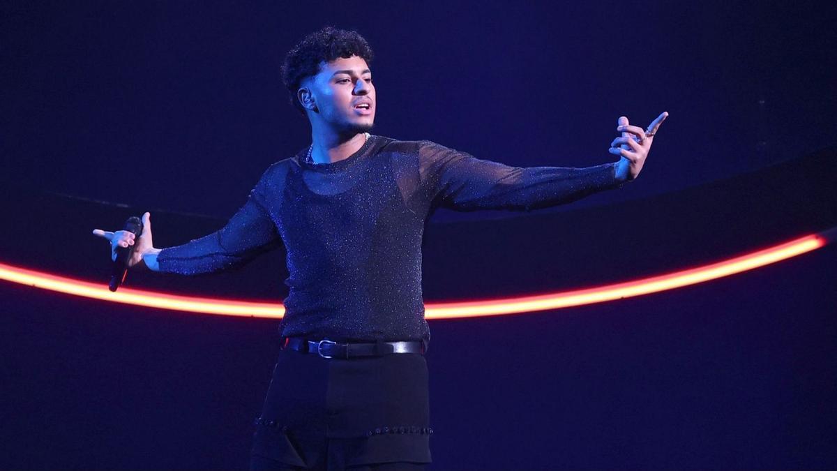 Kenneth, durante su actuación en el Benidorm Fest.