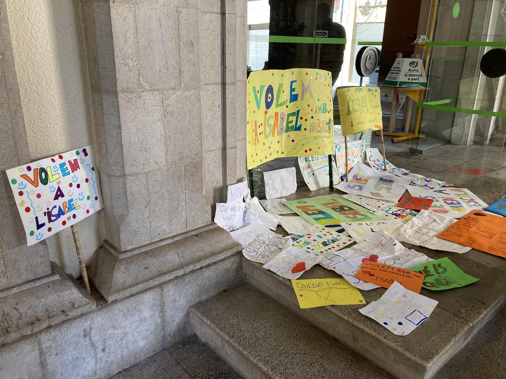 Protesta de l'Escola Anicet de Pagès davant l'Ajuntament de Figueres en defensa de la seva conserge