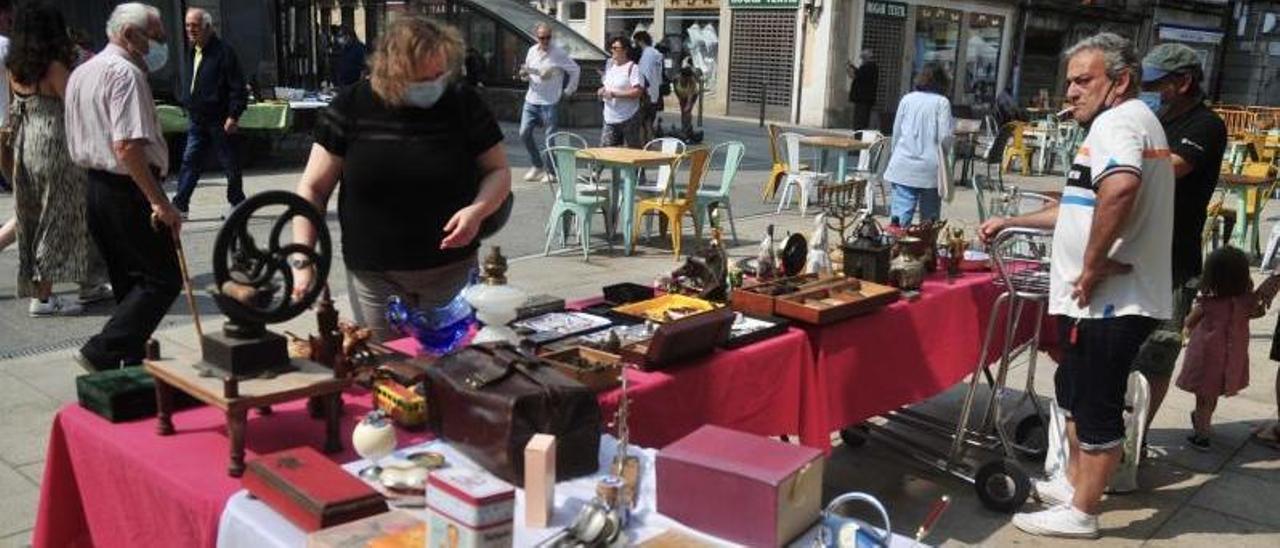 El mercadillo se instala cada domingo en la calle Sierra.   | // RAFA VÁZQUEZ