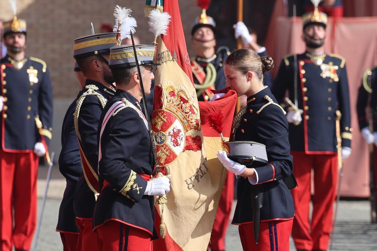 La Princesa Leonor en la jura de bandera al Pati d'Armes de l'Acadèmia General Militar de Saragossa.