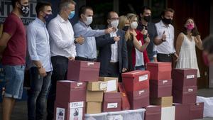 Representantes de los grupos que han promovido la moción de censura a Bartomeu, enfrente del Auditori, antes de entregar las firmas recogidas.