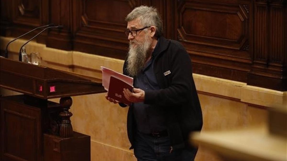 El presidente del grupo de la CUP en el Parlament, Joan Garriga, durante su intervención en el pleno de este miércoles.