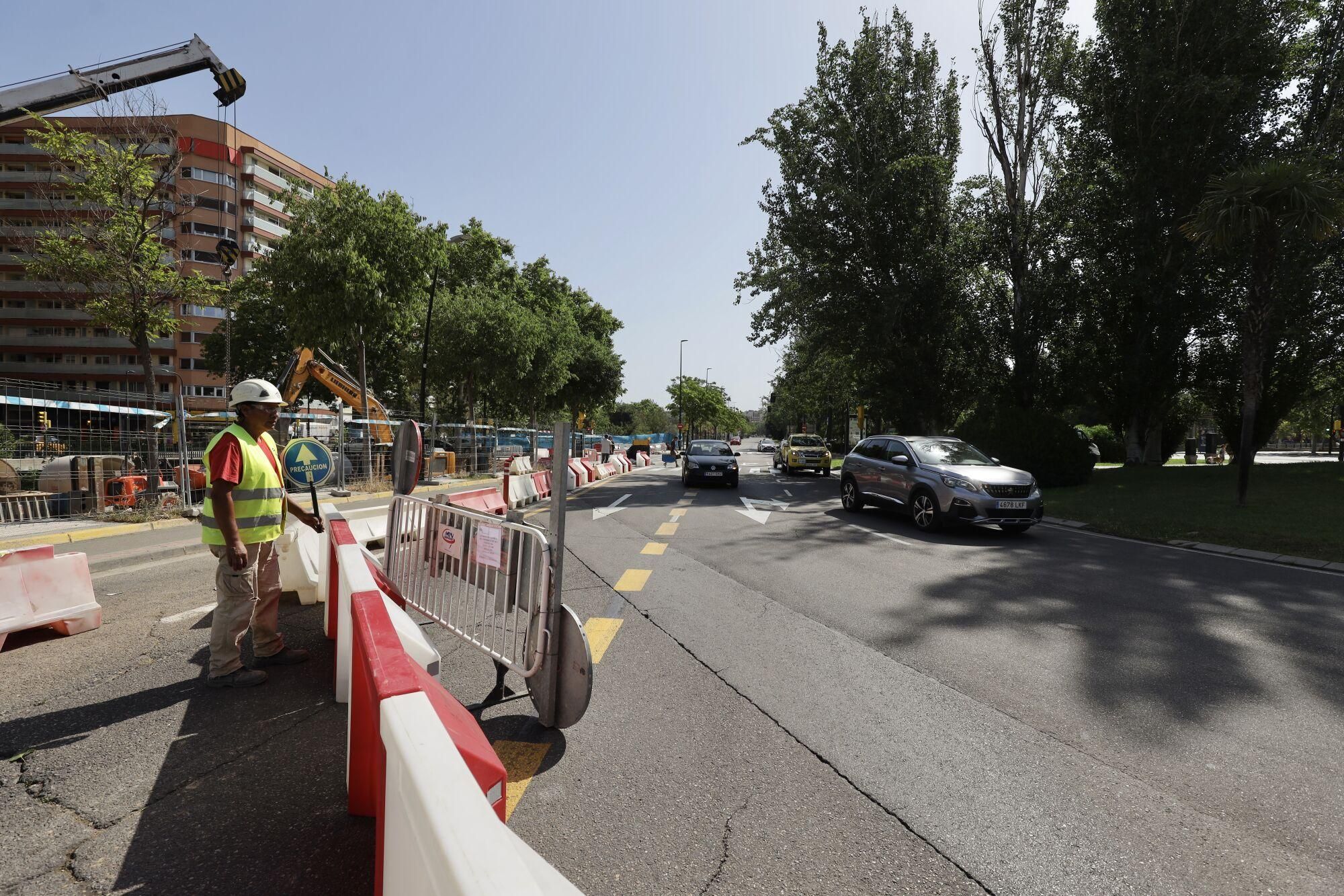 En imágenes | Las obras en el Huerva provocan cortes en el tráfico en Camino Las Torres