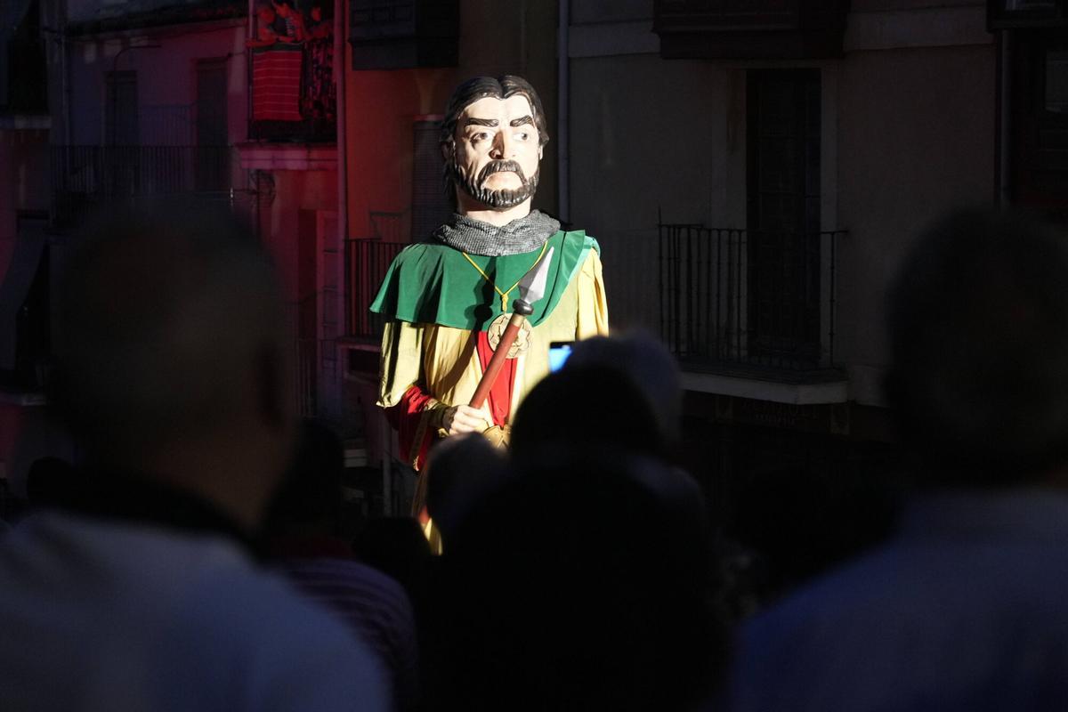 Los gigantes de Capitonis Durii (Zamora) y de Puebla de Sanabria suben la calle de Balborraz.