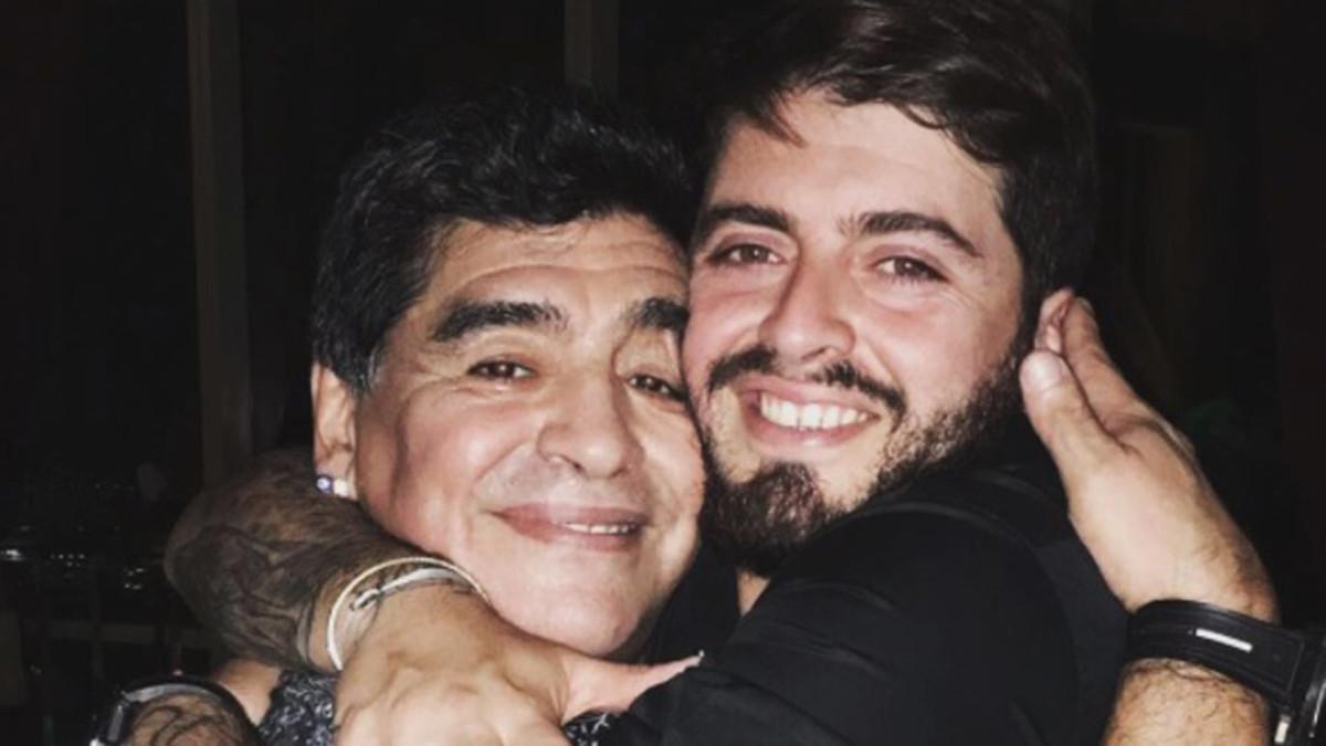 Diego Maradona jr. y su padre se abrazan