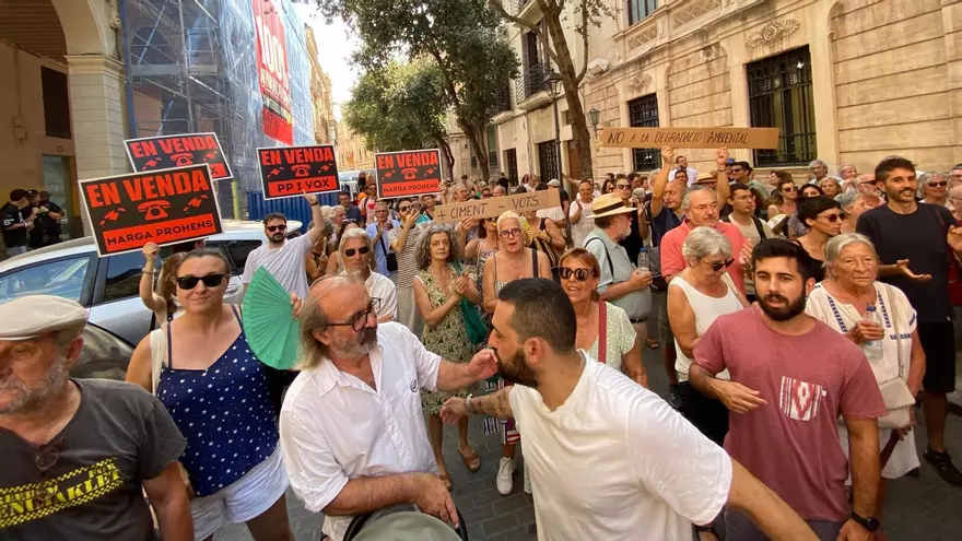 VÍDEO | Más de 200 personas protestan contra el decreto urbanístico de PP y Vox: "Solo favorece a promotores y constructoras"