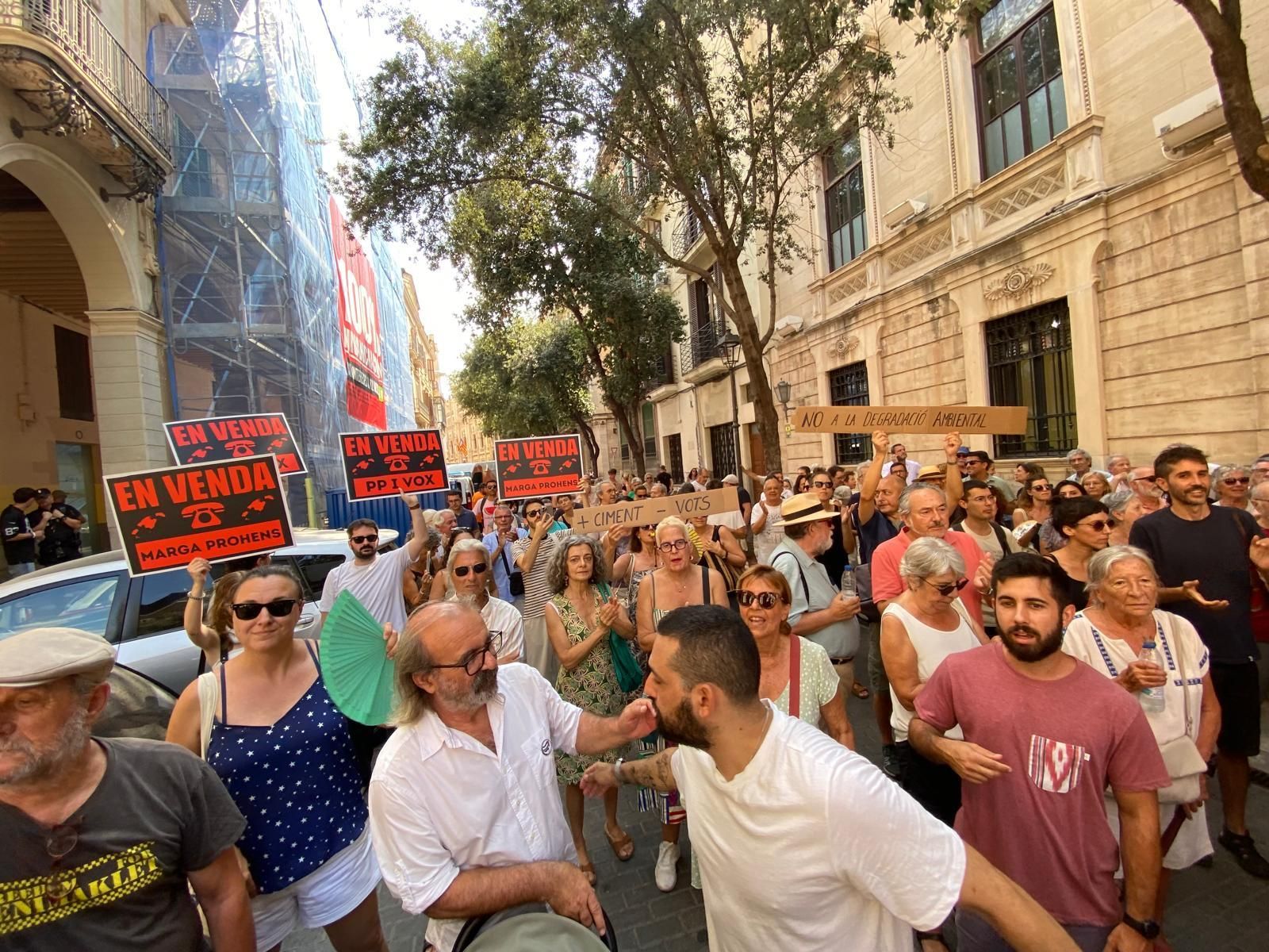 Protesta contra la ley urbanística del Govern frente al Parlament