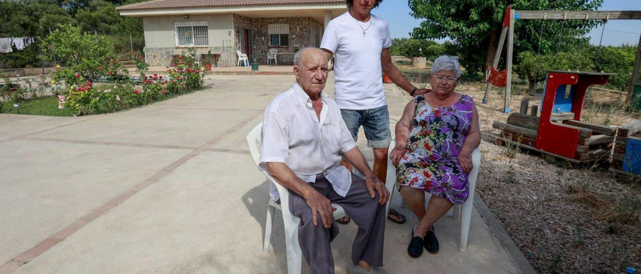 Vicente Tomás, ayer en su casa de Carassols, donde vive con sus padres y su hija.  | FERNANDO BUSTAMANTE