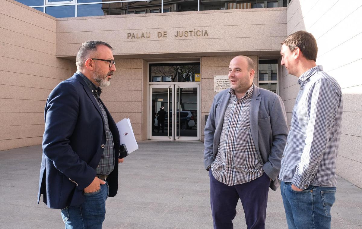 El secretario de Organización del PSPV-PSOE, José Antonio Amat (izda) junto al coordinador del Grupo Socialista FVMP , Pablo Ruiz, (c) y Alejandro Luengo,  adjunto de Organización en la ejecutiva provincial y asesor en la Diputación este viernes a las puertas de los juzgados de Novelda
