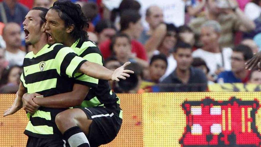 Valdez y Abel Aguilar celebran uno de los dos goles marcados en 2010