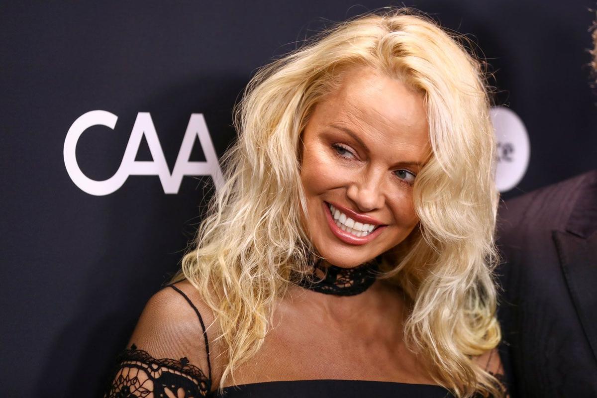 Pamela Anderson en un evento sin maquillaje