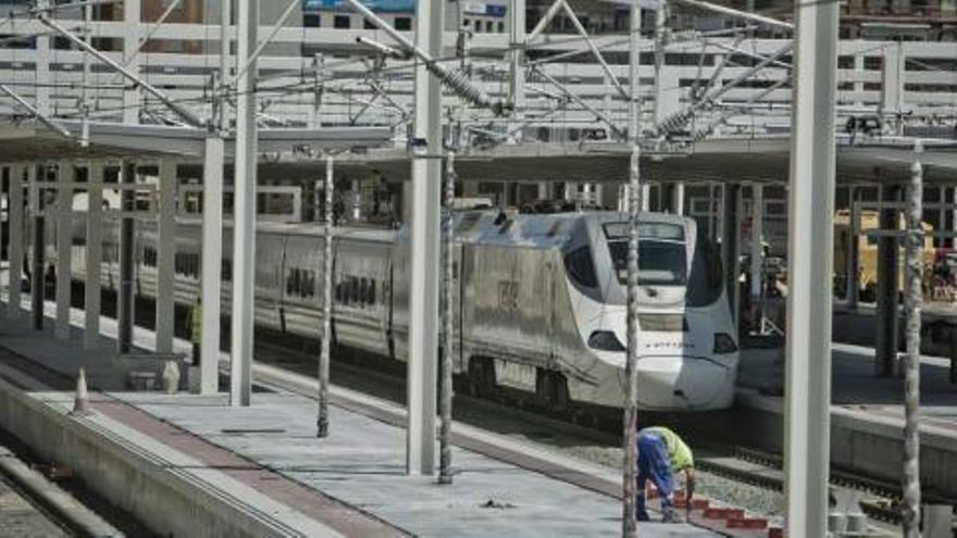 En la imagen, uno de los trenes con los que Renfe inició ayer las pruebas sin pasajeros entre Alicante y Albacete, tras recibir el visto bueno de Adif.