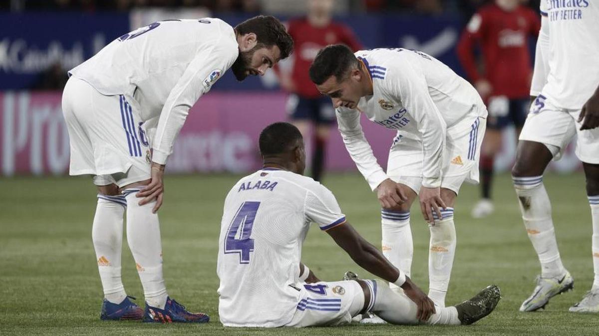 David Alaba, en el suelo y rodeado de Nacho, Lucas Vázquez y Camavinga tras lesionarse contra Osasuna.