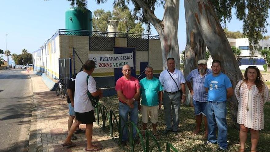 Vecinos de la asociación Zona Popular del Palo, delante de la estación del arroyo Gálica en julio.