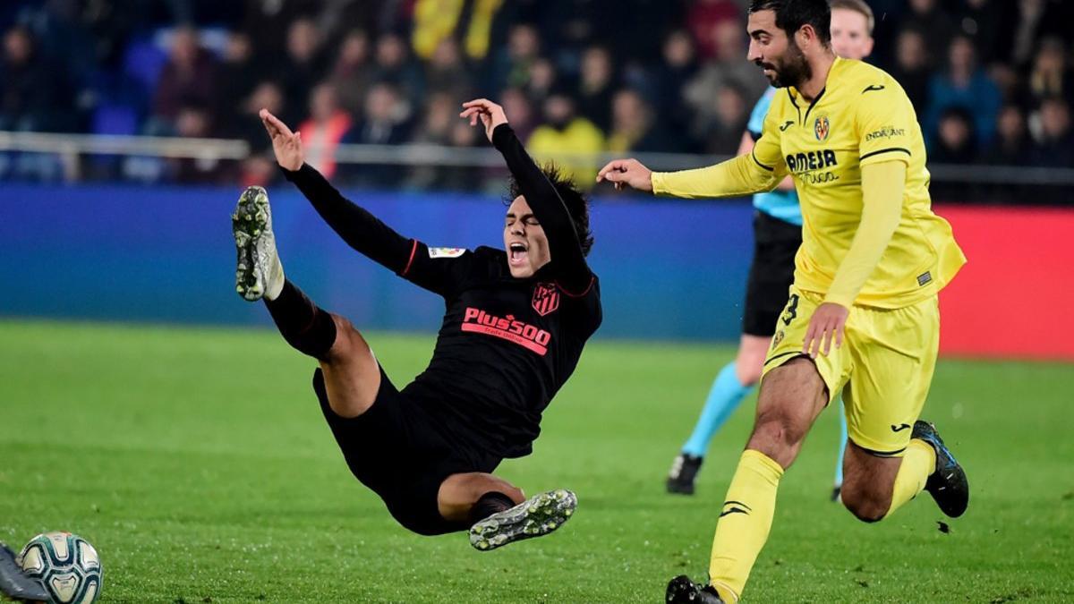 Joao Felix del Atlético de Madrid cae ante Raul Albiol del Villarreal durante el partido de la LaLiga entre el Villarreal y el Atlético de Madrid en el estadio La Ceramica stadium en Villarreal.