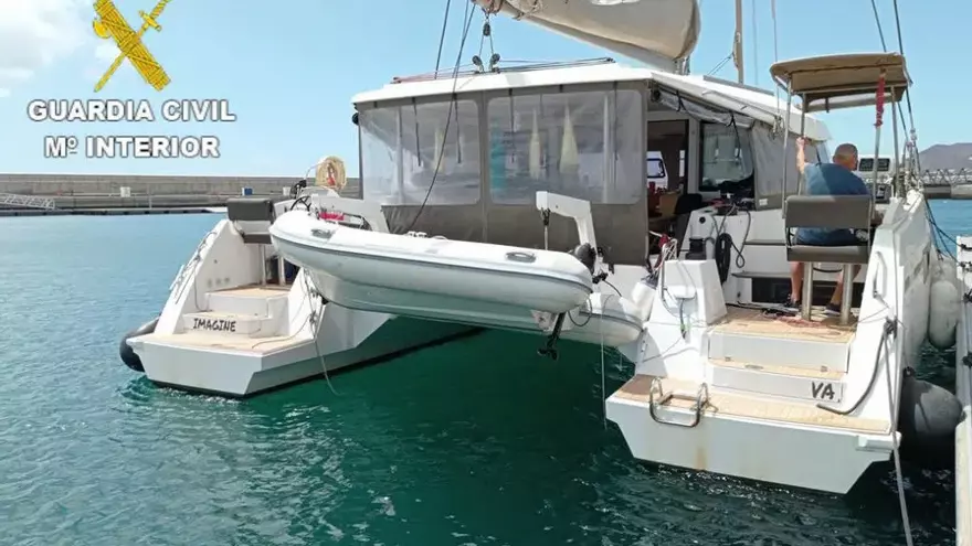 A la deriva un catamarán tras caer su patrón accidentalmente al agua de Canarias
