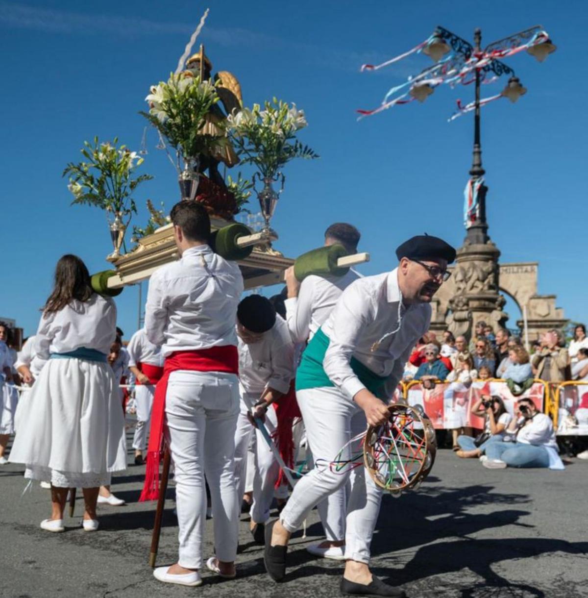 La imagen del santo, en plena danza, en la plaza de España. | FdV
