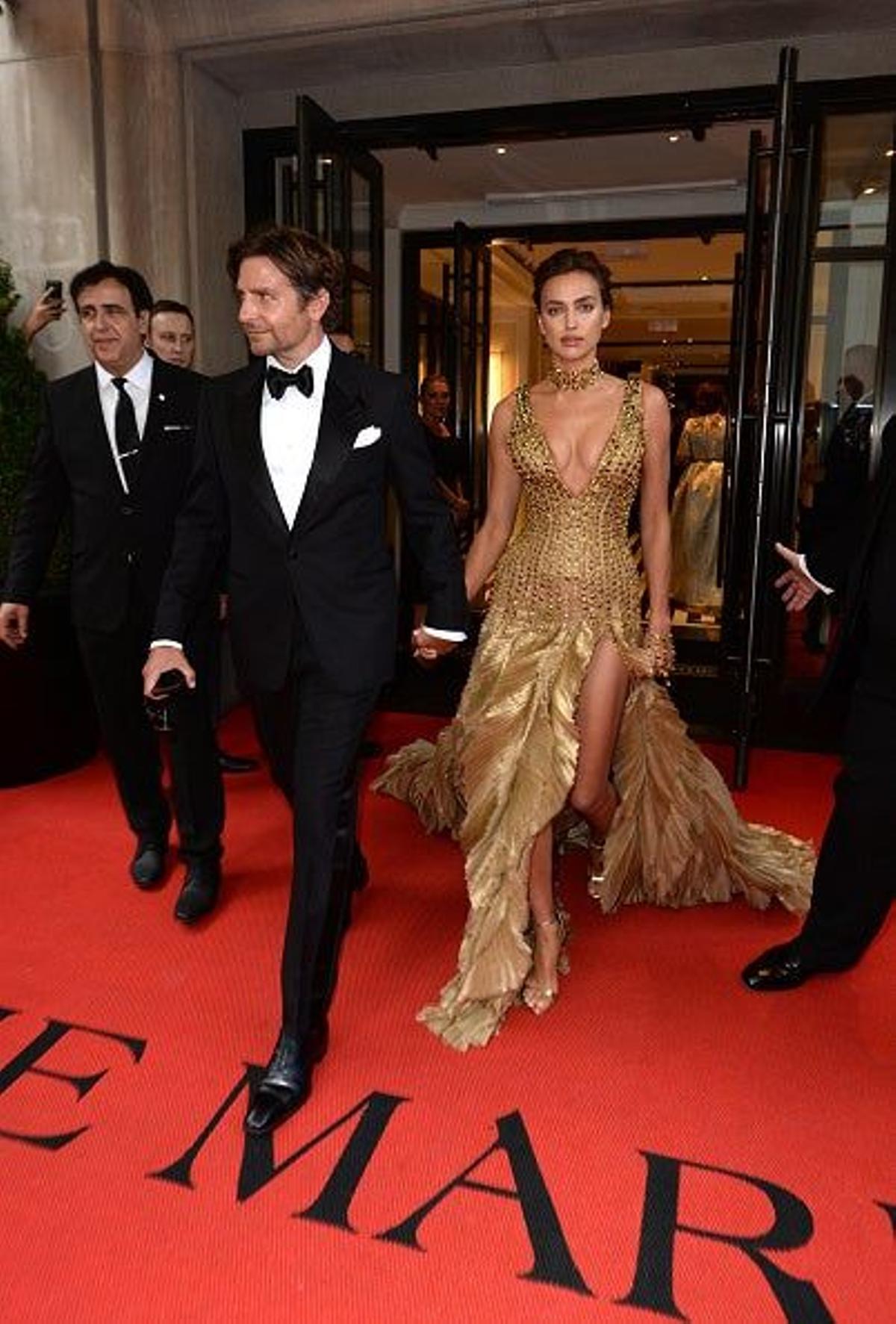 Bradley Cooper e Irina Shayk salen de su hotel rumbo a la Gala Met