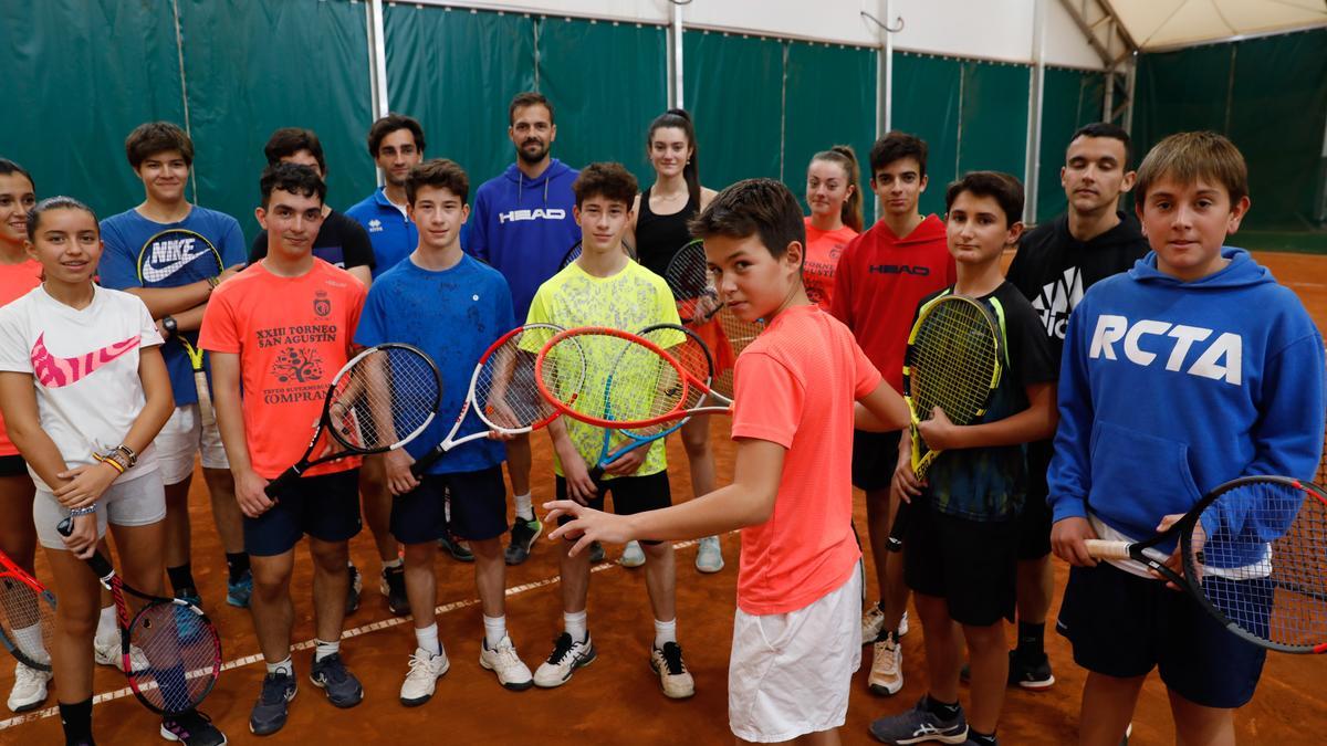 Miembros del Real Club de Tenis de Avilés.