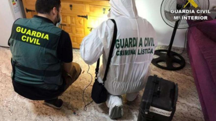 La Guardia Civil inspeccionando la vivienda de Rojales donde se cometió el homicidio.